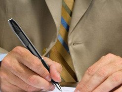 Personne utilisant un stylo